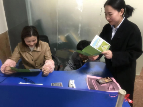 邮储银行连江县支行开展预防跨境赌博和电信网络诈骗宣传