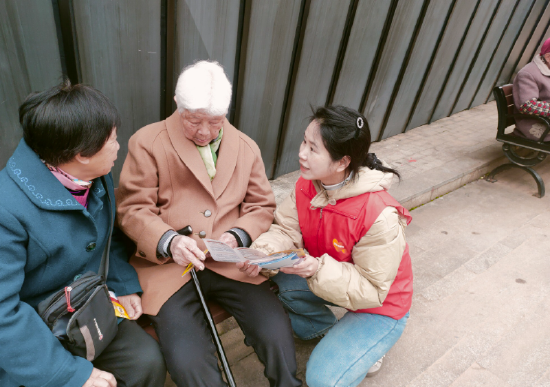 　　3月13日，平安产险南平中心支公司工作人员在顺昌市民公园提醒老年人规避电信诈骗、非法集资陷阱。