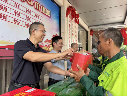邮储银行台江广场支行送“清凉”到一线