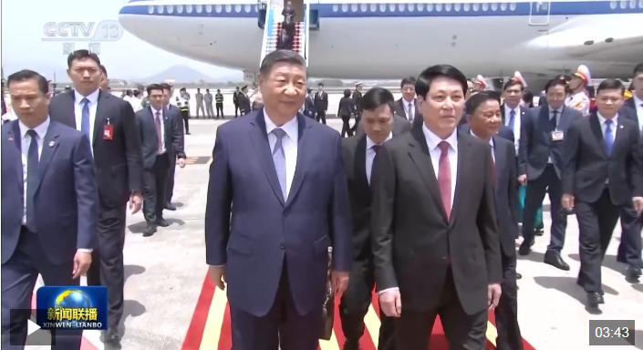 习近平抵达河内对越南进行国事访问